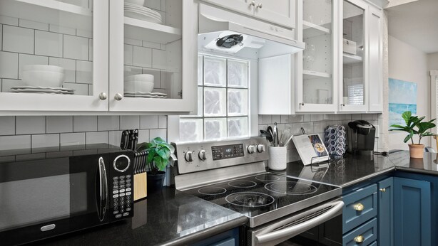 Private kitchen - Charming Upstairs 3BR: Minutes from DT Sacramento! (West Sacramento)
