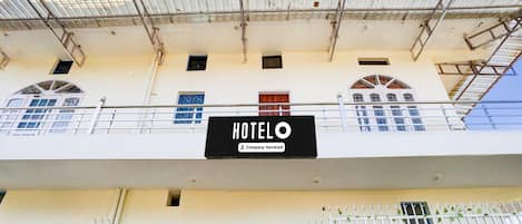 Un edificio de hotel con un cartel que indica que ofrece servicios para empresas.