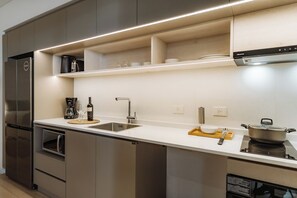 A modern kitchen with a built-in oven, a coffee machine, and a stove. - Hestia at Casa Solado (Buenos Aires)