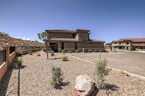 A residential building with a tiled roof, a paved driveway, and a landscaped area with gravel and small plants. - Heated Pool, Lazy River, Hot Tub, Pickleball, 5 EnSuites (Washington)