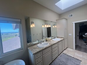Unclassified image, 5 of 43, button - Amazing Ranch Home located on a 155 acre ranch 10 minutes from downtown Paso. (Paso Robles)