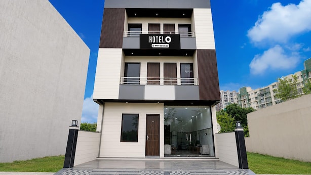 Un edificio moderno de hotel con un letrero que dice 'HOTEL' y 'Serviced'.