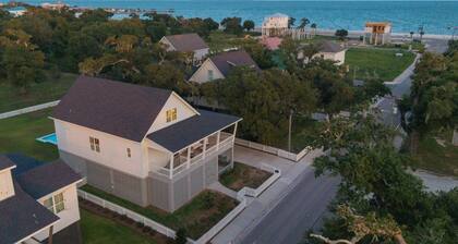 Saltwater Oak | Walk2Beach, Luxe Home, Heated Pool, Games, Yard!