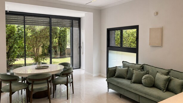 Living area - Elegant Ramban Retreat — Rechavia & Shaarei Chesed (Jerusalem)