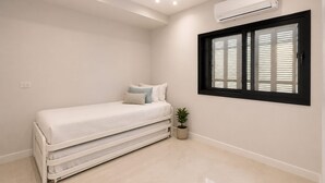 Room - Elegant Ramban Retreat — Rechavia & Shaarei Chesed (Jerusalem)