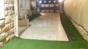 Property grounds - Elegant Ramban Retreat — Rechavia & Shaarei Chesed (Jerusalem)