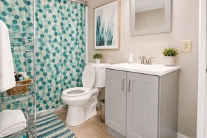 Bathroom - Lovely 2-bedroom duplex with AC in welcoming Greenville (Greenville)
