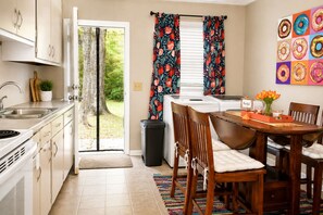 Private kitchen - Lovely 2-bedroom duplex with AC in welcoming Greenville (Greenville)