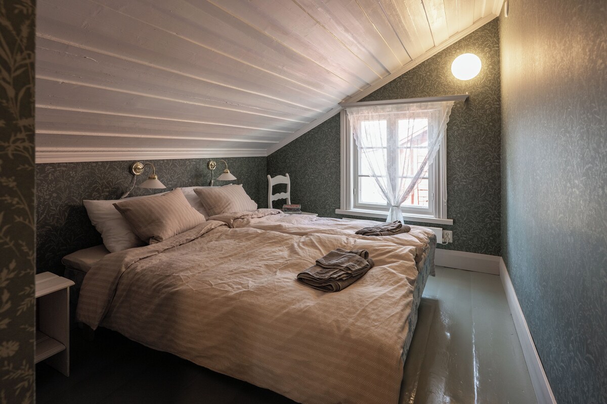 Quarto casal básico, varanda, vista para o pátio | Wi-Fi de cortesia