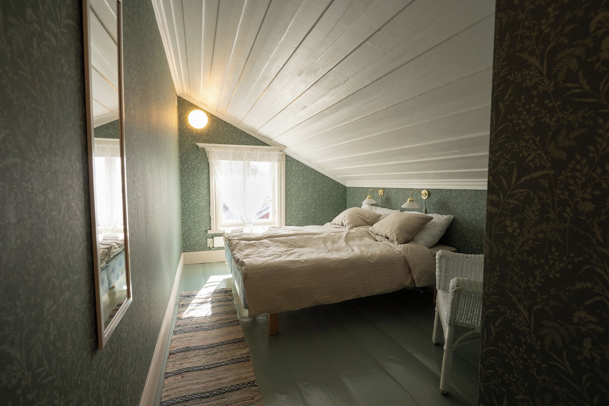 Quarto casal básico, varanda, vista para o pátio | Wi-Fi de cortesia