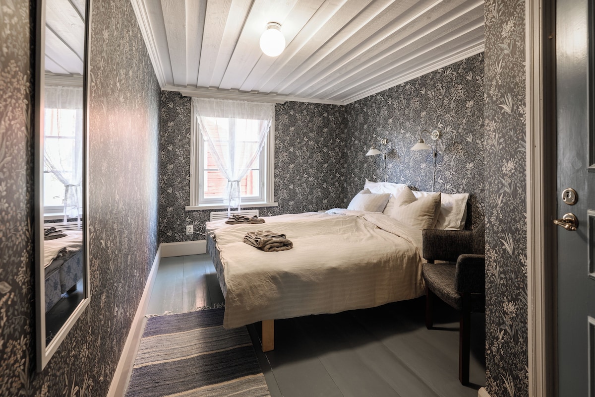 Quarto casal básico, varanda, vista para o pátio | Wi-Fi de cortesia