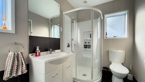 Bathroom - Vinnies Haven - Opunake Holiday Home (Opunake)
