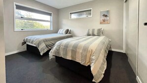 Room - Vinnies Haven - Opunake Holiday Home (Opunake)