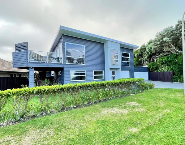 Unclassified image, 1 of 22, button - Vinnies Haven - Opunake Holiday Home (Opunake)