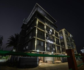 A multi-story hotel with a sign indicating 'HOTEL' and 'Grey Jacket' on the facade. - Saver Double Hotel Grey Jade (Vasco da Gama)