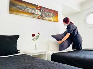 Standard Twin Room, River View | Desk, laptop workspace, blackout curtains, free WiFi - LRH Santiago (Recoleta)