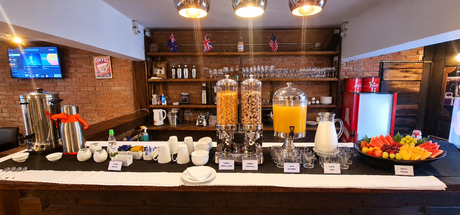 Zona de petit esmorzar amb diferents aliments i begudes, com ara cereals, fruita i llet.