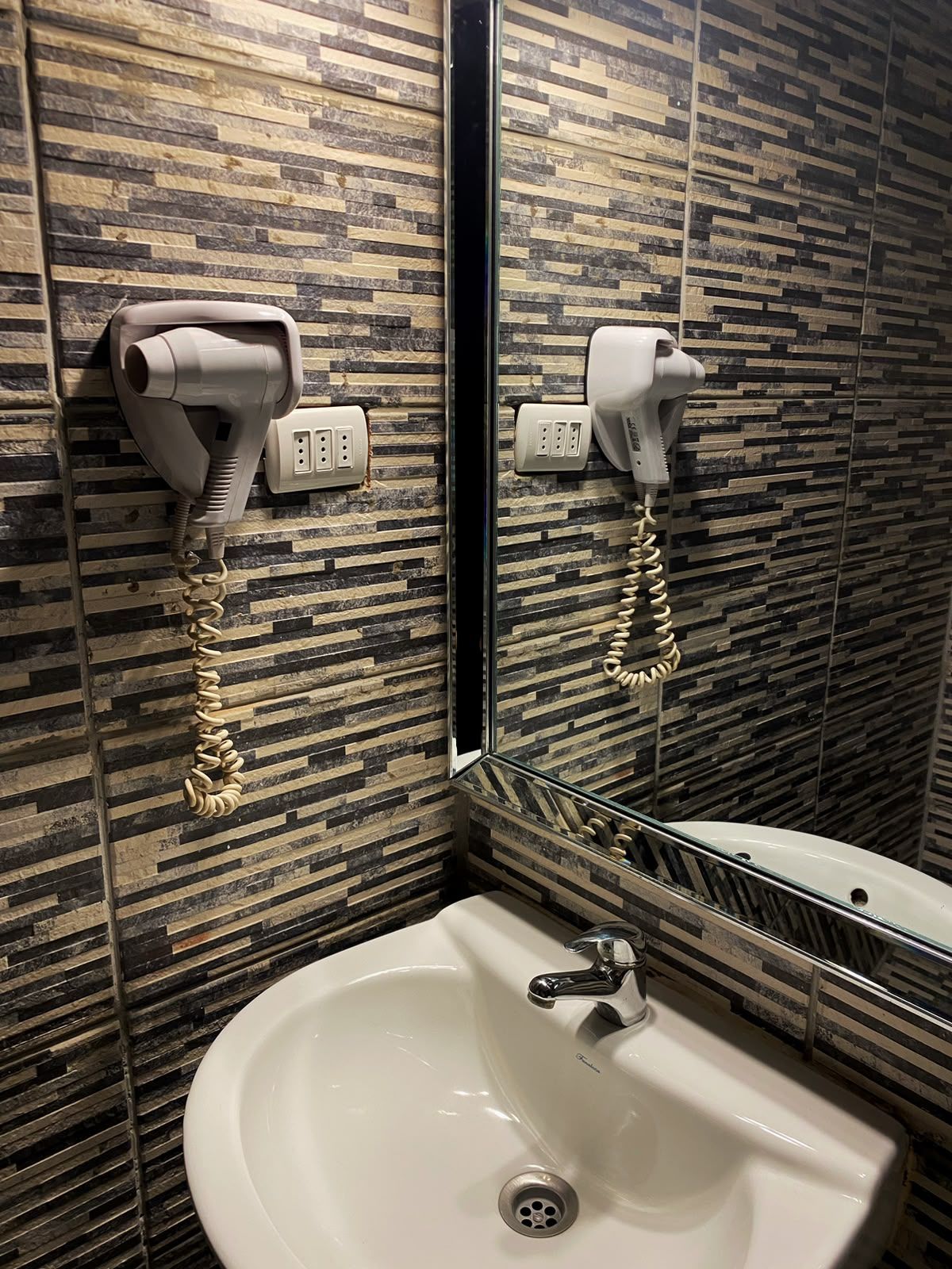 Standard Room | Bathroom | Shower, free toiletries, hair dryer (on request), towels
