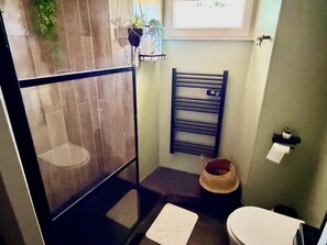 Bathroom - Quaint 2-bedroom house in Rancon for relaxing getaways, close to Lac st Pardoux (Rancon)