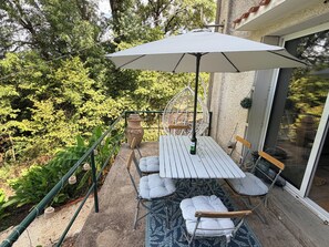 Outdoor dining - Quaint 2-bedroom house in Rancon for relaxing getaways, close to Lac st Pardoux (Rancon)