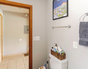 Bathroom - Deschutes River View + Pioneer Park. Short Walk to Downtown Along River Path (Bend)