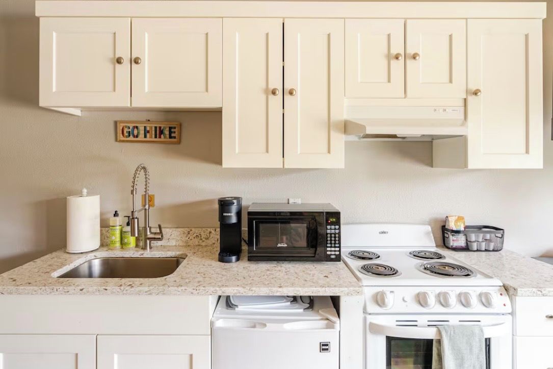 Coffee/tea maker, fridge, microwave, oven