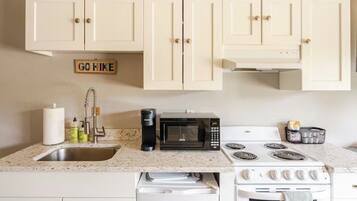 Coffee/tea maker, fridge, microwave, oven