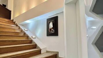 Eine Treppe mit Holzsstufen und einem an der Wand befestigten Bilderrahmen.