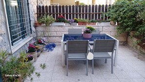 Outdoor dining - Katamon 5BR Garden Apartment (Jerusalem)
