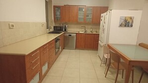 Private kitchen - Katamon 5BR Garden Apartment (Jerusalem)