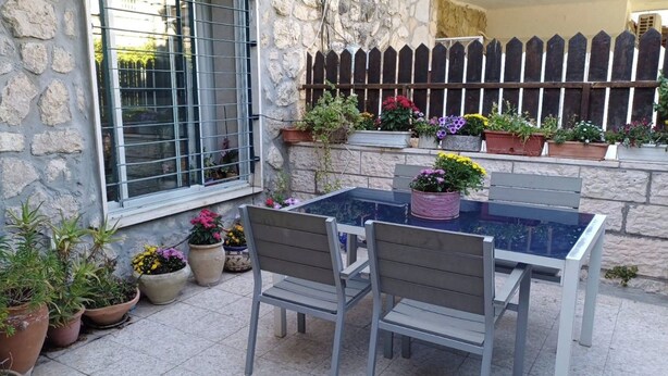 Outdoor dining - Katamon 5BR Garden Apartment (Jerusalem)