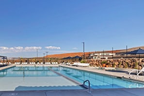 A swimming pool with lounge chairs, a covered seating area, and a view of a mountainous landscape. - Close to National and State Parks - Heated Pool, Hot Tub, Bunk Beds (Washington)