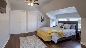 A bedroom with a bed, a ceiling fan, a window, and a door. - 5 Minutes to KU Med • Fast Wi-Fi • Pet-Friendly • In-Unit Washer & Dryer (Kansas City)