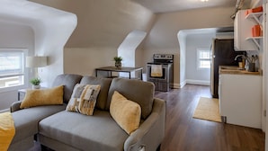 Living area - 5 Minutes to KU Med • Fast Wi-Fi • Pet-Friendly • In-Unit Washer & Dryer (Kansas City)
