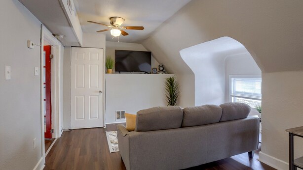 Living area - 5 Minutes to KU Med • Fast Wi-Fi • Pet-Friendly • In-Unit Washer & Dryer (Kansas City)