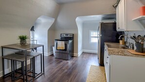 Private kitchen - 5 Minutes to KU Med • Fast Wi-Fi • Pet-Friendly • In-Unit Washer & Dryer (Kansas City)