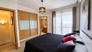 A hotel room with a bed, a wardrobe, a mirror, and a ceiling light. - 176 Estrella de Mar, 6 (denia)