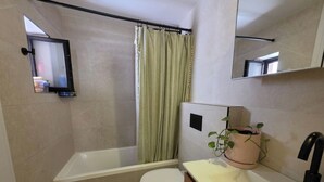 Bathroom - Old City Chayei Olam Family Apartment Steps from the Kotel (Jerusalem)