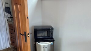 Interior - 1-bedroom apartment in lovely Fraser with AC and comfort (Fraser)