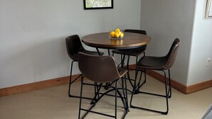Dining - 1-bedroom apartment in lovely Fraser with AC and comfort (Fraser)