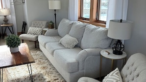 Living area - 1-bedroom apartment in lovely Fraser with AC and comfort (Fraser)