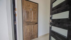 A wooden door with a metal handle and a small label marked 'A'. - Comfortable King Loft in Apodaca - Ground Floor (Ciudad Apodaca)