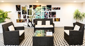 A lobby with a checkered floor, a central sofa, and two armchairs. - Condesa Loft w/ Balcony, Fast WiFi & Jacuzzi (Mexico City)