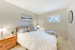 Room - Lakefront Getaway 4 Bedrooms 3 Bath with EV Hookup (Grayslake)