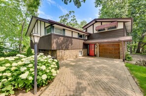 Exterior - Lakefront Getaway 4 Bedrooms 3 Bath with EV Hookup (Grayslake)