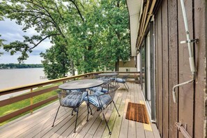 Outdoor dining - Lakefront Getaway 4 Bedrooms 3 Bath with EV Hookup (Grayslake)