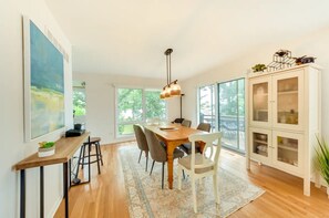 Dining - Lakefront Getaway 4 Bedrooms 3 Bath with EV Hookup (Grayslake)