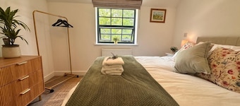 Chepstow 4BR Retreat | Gated, Garden & Parking