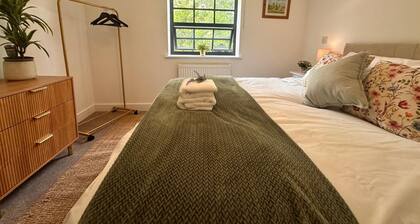 Chepstow 4BR Retreat | Gated, Garden & Parking