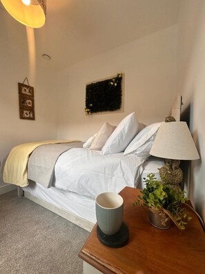 Room - Chepstow 4BR Retreat | Gated, Garden & Parking (Chepstow)